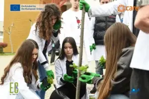 Nxënësit e shkollës “Luciano Motroni” në Prizren angazhohen për menaxhimin e qëndrueshëm të mbeturinave dhe gjelbërimin e hapësirave shkollore