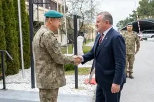 Komandanti i KFOR-it bisedon me ministrin turk të Sportit për situatën në Kosovë