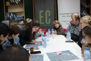 OJQ “EC Ma Ndryshe” zhvilloi aktivitetin “Ditarët e Hapësirave Publike” me personat me aftësi të kufizuara në Prizren