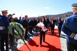 Osmani nderon me homazhe të rënët në betejën e Koshares: Ta mbrojmë Republikën me të njëjtin përkushtim me të cilin ata e fituan lirinë