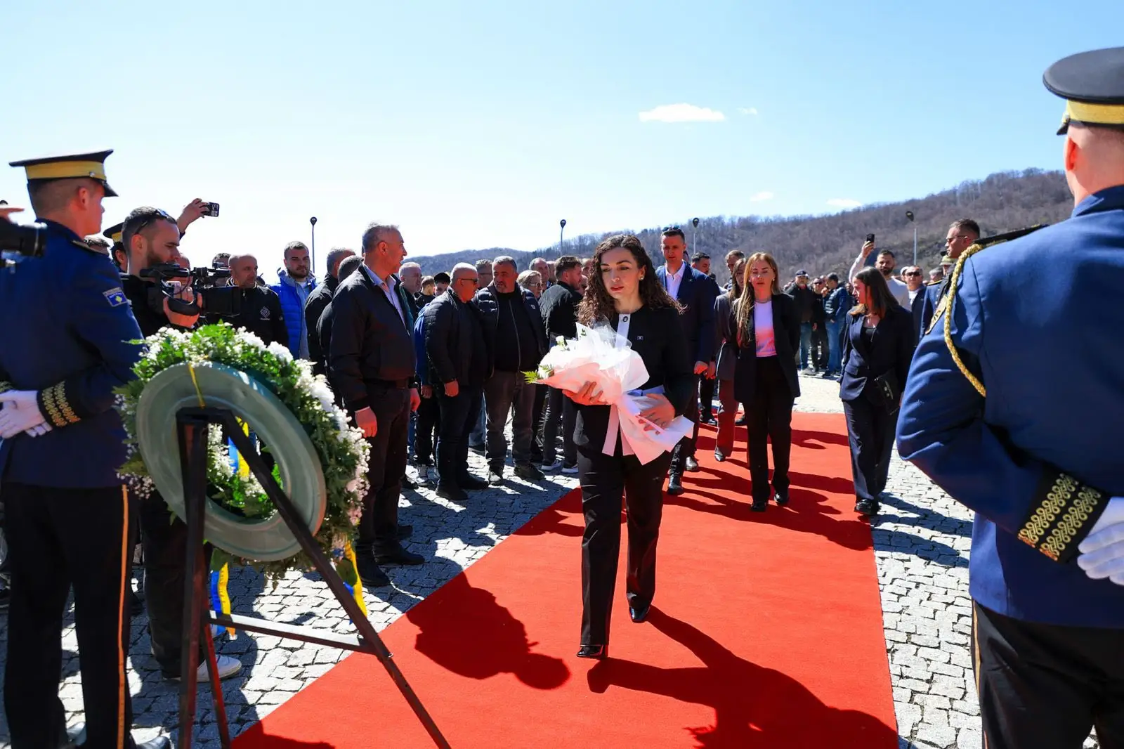 Osmani nderon me homazhe të rënët në betejën e Koshares: Ta mbrojmë Republikën me të njëjtin përkushtim me të cilin ata e fituan lirinë