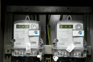 MINTI shqipton gjoba ndaj KEDS-it për njehsorët me afat të skaduar të verifikimit