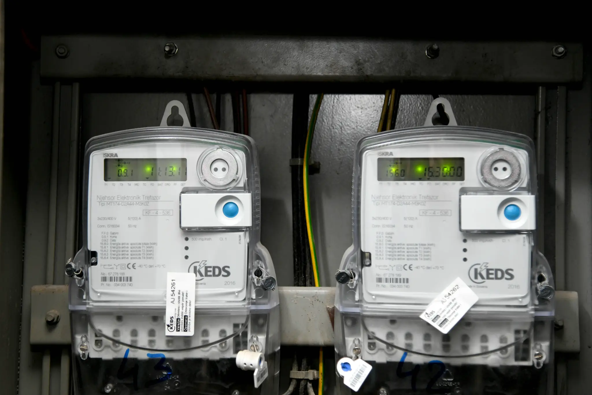 MINTI shqipton gjoba ndaj KEDS-it për njehsorët me afat të skaduar të verifikimit