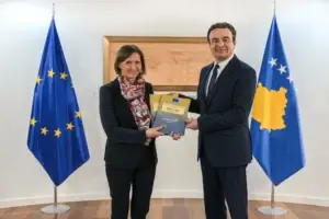 Palatova i dorëzoi Kurtit raportin përfundimtar të BE-së mbi zgjedhjet e fundit lokale dhe parlamentare