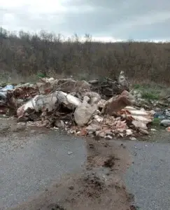Hedhje ilegale e mbeturinave në Dobërdelan, Muharremaj paralajmëron gjoba dhe thirrje për zgjidhje të krizës me “Ekoregjionin”