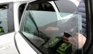 MPB: Vendosja e folieve të xhamave në vetura e ndaluar