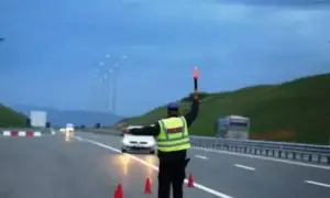 Kapet duke vozitur 182 km/h në autostradë, shoferit i ndalohet për tre muaj patenti