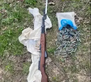 Sveçla: Në dy lokacione në Zubin Potok u gjet armatim, granata dore dhe pajisje të tjera ushtarake