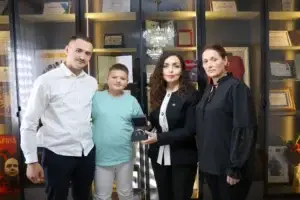 Osmani viziton familjen e Afrim Bunjakut: Ra në krye të detyrës duke mbrojtur Republikën