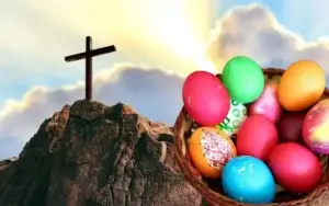 Besimtarët katolikë kremtojnë Pashkët me lutje, paqe dhe dashuri