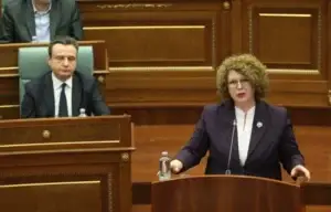 Hajdari: Ulja e akcizës dhe TVSH-së për naftën rrezikon pagat dhe shërbimet publike