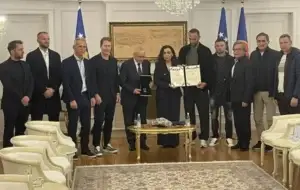 Presidentja Osmani dekoron futbollistët e Kosovës