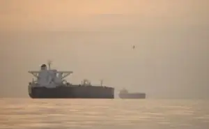 Irani shtrëngon kontrollin ndaj Hormuzit pasi SHBA-ja u tërhoq nga sulmet e reja