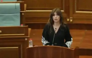 Haxhiu për deklaratat e Gecit: Përçarëse dhe të papranueshme, deputetët ta ruajnë nivelin e debatit