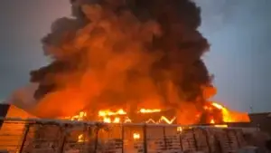 Zjarr në një fabrikë stiropori në Mushnikovë, dëme mbi 400 mijë euro