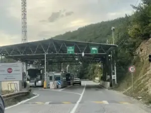 Tentoi të korruptojë me 50 euro policin në Bërnjak, arrestohet si i dyshuar shtetasi serb