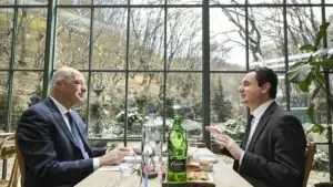 Ministri grek Dendias sot në Prishtinë, takim me KFOR-in dhe Kurtin