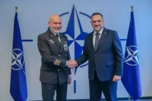 Ministri shqiptar i Mbrojtjes takon zyrtarin e NATO-s në Bruksel, diskutojnë për Kosovën dhe rolin e KFOR-it