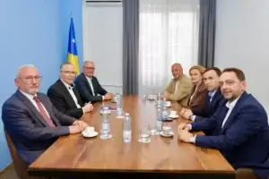 Hamza takon kryetarë dhe zyrtarë të tjerë të komunave të udhëhequra nga PDK