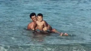 Endrit Thaçi uron babanë për ditëlindje: Na mungon çdo ditë, jemi krenarë për ty