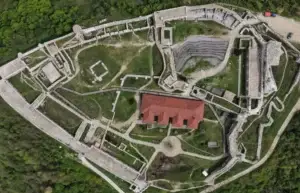 Mbyllen përkohësisht disa zona të Kalasë së Prizrenit për shkak të rrezikut për vizitorët