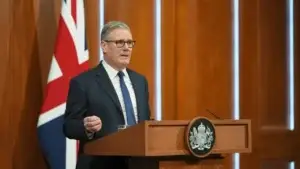 Starmer: 40 vende të bashkuara për të rikthyer lirinë e lundrimit në Ngushticën e Hormuzit