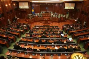 Miratohet propozimi i LDK-së, rezoluta për çmimet e naftës zhvendoset si pikë e gjashtë e rendit të ditës