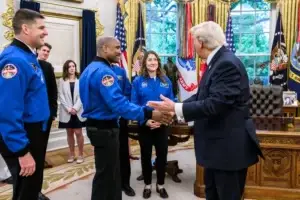 Trump pret ekuipazhin e Artemis II në Zyrën Ovale: Udhëtimi i radhës drejt Marsit