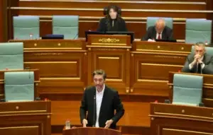 Ismaili thotë se Kurti se qan kokën për varfërinë