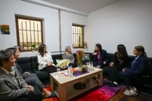 Gërvalla viziton Qendrën për Strehimin e Grave dhe Fëmijëve në Prizren: Asnjë grua dhe asnjë fëmijë nuk duhet të ndihen të vetëm përballë dhunës