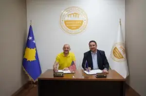 KUSA dhe Universiteti i Prizrenit nënshkruajnë marrëveshje bashkëpunimi, pritet mbështetje e granteve dhe përfshirja e alumnive në iniciativa të ndryshme