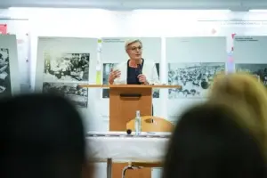Gërvalla merr pjesë në ekspozitën “Helmimet në Kosovë (1990–1992)” në Gjermani: Plagë e kujtesës historike dhe domosdoshmëri e dokumentimit
