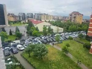 Banorët e lagjes “Ortakoll” ankohen për mungesën e parkingut, thonë se kjo po shkakton edhe bllokimin e komunikacionit