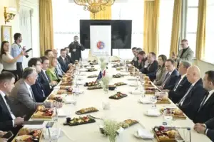 Kurti mori pjesë në mëngjesin e shtruar nga Oda Tregtare Kosovaro Turke, diskutuan prodhimin e municionit dhe planet për hekurudhat e digat e reja