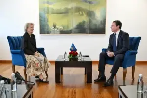 Kurti priti në takim drejtoreshën e Qendrës Kulturore të Kosovës në Paris, Dr. Duversin