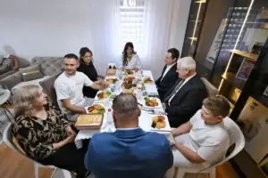 Kurti, Haxhiu dhe Sveçla të shoqëruar nga drejtori i Policisë, vizituan familjen e Afrim Bunjakut dhe Enver Zymerit me rastin e Kurban Bajramit
