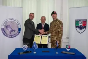 KFOR dhuron pajisje edukative për shkollën “Fetah Sylejmani” në Dragash