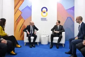 Kurti u takua me kryeministrin e Dukatit të Madh të Luksemburgut, diskutuan zhvillimet aktuale politike dhe integrimin evropian të Kosovës