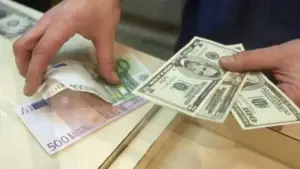 Dollari humb vlerë, euro forcohet në tregjet botërore