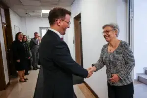 Ministrja Gërvalla viziton Prokurorinë e Prizrenit, pritet nga kryeprokurori Kryeziu – diskutojnë për reformat në drejtësi dhe sundimin e ligjit