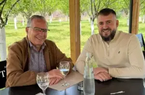 “Me kryeministrin në ardhje”, Mërgim Lushtaku publikon fotografi me Bedri Hamzën në Skënderaj
