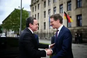 Kurti takohet me kryeministrin e landit Nordrhein-Westfalen, Wust