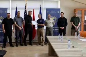 Policia e Kosovës certifikon 12 zyrtarë për operim me dronë dhe pranon donacion nga SHBA-ja