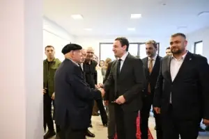 Kurti viziton Shtëpinë Muze të Ukshin Hotit në 27-vjetorin e zhdukjes së tij
