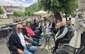 Kandidatët e LDK-së për deputetë e nisin ditën me kafe në Shatërvan