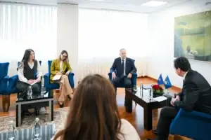 Kurti e pret në takim zyrtarin e NATO’s, ai e pyet për themelimin e Xhandarmërisë