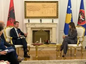 Haxhiu pret në takim ministrin e jashtëm të Shqipërisë