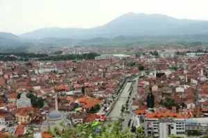 Mot i vranët me reshje lokale shiu, temperaturat deri në 17 gradë