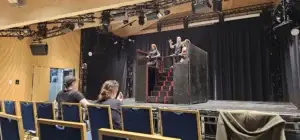 “InHUMAN” shfaqet në Hungari – Teatri “Bekim Fehmiu” me premierë ndërkombëtare