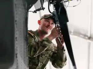Ushtarë të FSK-së të udhëhequr nga KFOR, kryejnë inspektime në helikopterët UH-60 Black Hawk